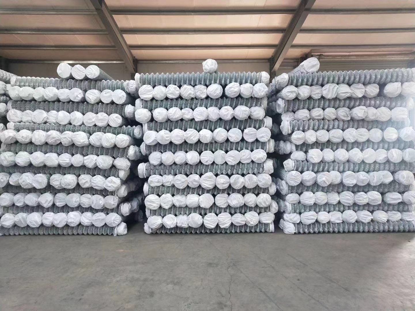 Galvanisé à chaud enduit de zinc 6FT 8FT 15m Roll Cyclone Wire Diamond Mesh Farm Chain Link Fence