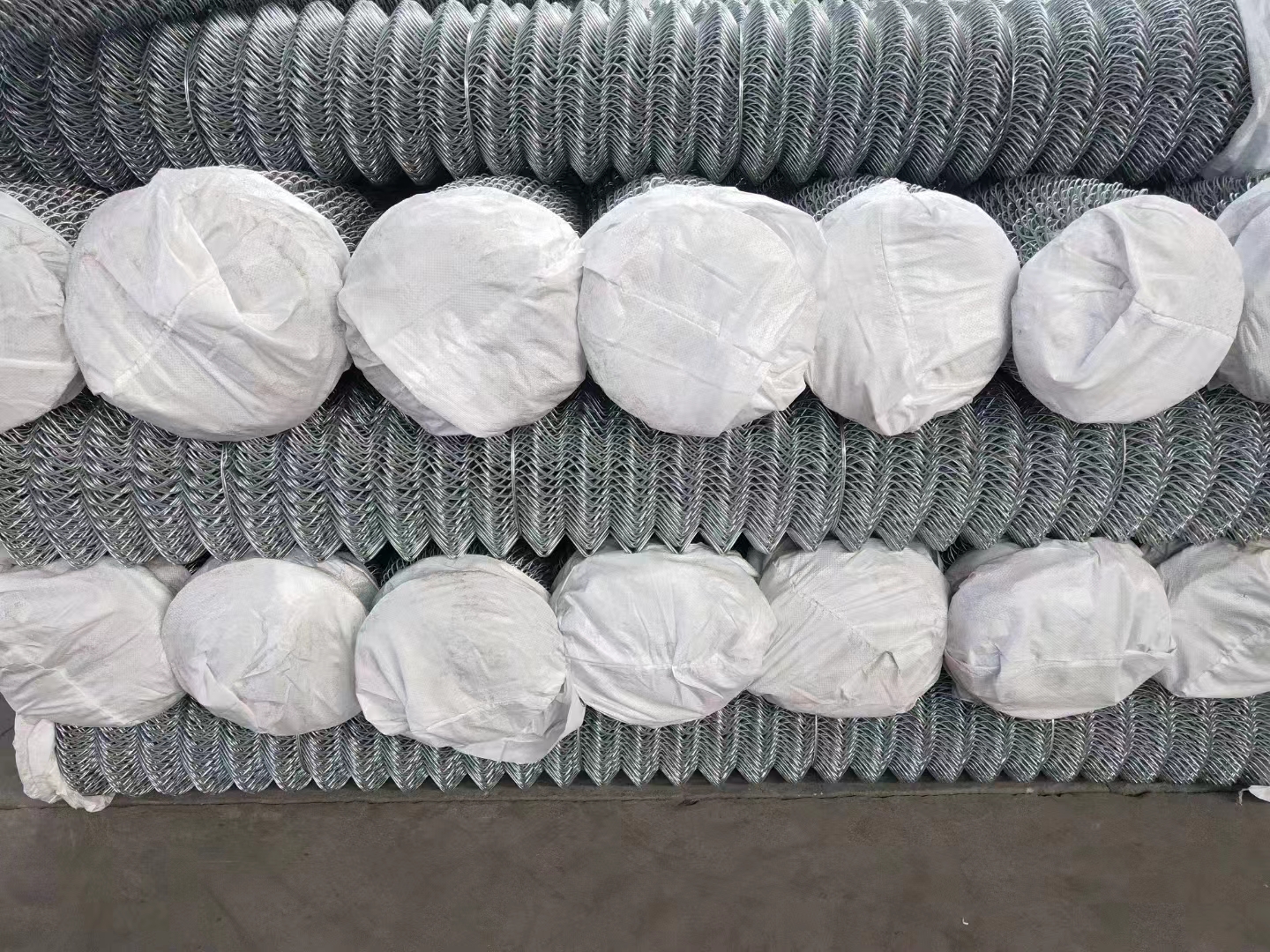 Galvanisé à chaud enduit de zinc 6FT 8FT 15m Roll Cyclone Wire Diamond Mesh Farm Chain Link Fence